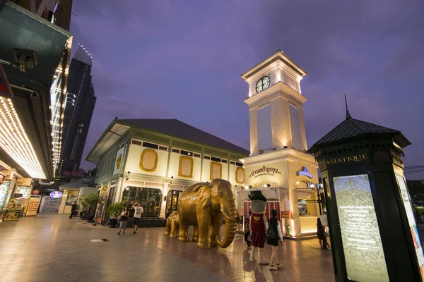 Der Uhrturm Des Asiatique Riverfront Nightmarket Der Stadt Bangkok Thailand — Stockfoto