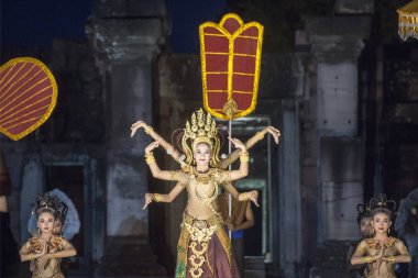 geleneksel kıyafet Khmer dans kızlara Khmer Tapınağı kalıntıları Provinz Nakhon Ratchasima Tayland Isan içinde Phimai Phimai Festivali. Tayland, Phimai, Kasım, 2017.
