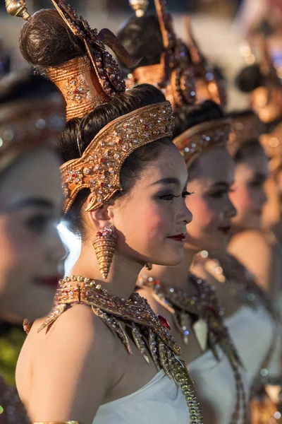 传统服装高棉舞蹈女孩在高棉寺庙废墟上的 Phimai Phimai Provinz 空叻差在泰国 Phimai 2017年11月 — 图库照片