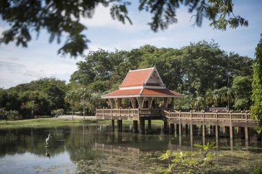 pavillon Provinz Nakhon Ratchasima Tayland Isan içinde Phimai kasaba Sai Ngam Bayan ağacında yakınındaki gölde. Tayland, Phimai, Kasım, 2017.