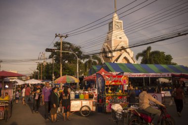 Saat Kulesi ile Provinz Nakhon Ratchasima Tayland Isan içinde Phimai şehir içinde Phimai Festivali'nde streetmarket. Tayland, Phimai, Kasım, 2017.