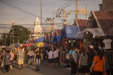 Saat Kulesi ile Provinz Nakhon Ratchasima Tayland Isan içinde Phimai şehir içinde Phimai Festivali'nde streetmarket. Tayland, Phimai, Kasım, 2017.