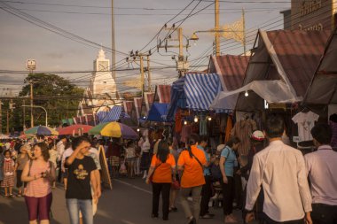 Saat Kulesi ile Provinz Nakhon Ratchasima Tayland Isan içinde Phimai şehir içinde Phimai Festivali'nde streetmarket. Tayland, Phimai, Kasım, 2017.