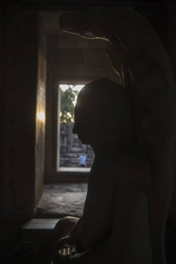 Kral Jayavarman Vlll Khmer Tapınağı kalıntıları Provinz Nakhon Ratchasima Tayland Isan içinde Phimai şehir içinde Phimai Festivali'nde Phimai tarihi park, heykel. Tayland, Phimai, Kasım, 2017.