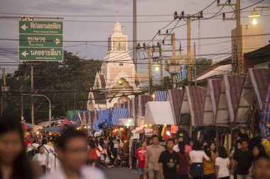 Saat Kulesi ile Provinz Nakhon Ratchasima Tayland Isan içinde Phimai şehir içinde Phimai Festivali'nde streetmarket. Tayland, Phimai, Kasım, 2017.