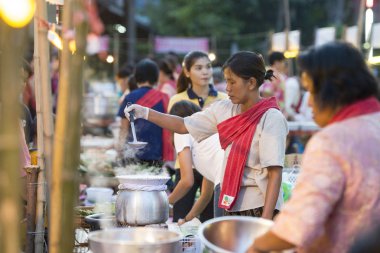 Geleneksel Gıda pazarı Provinz Nakhon Ratchasima Tayland Isan içinde Phimai şehir içinde Phimai Festivali'nde. Tayland, Phimai, Kasım, 2017.
