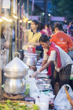 Geleneksel Gıda pazarı Provinz Nakhon Ratchasima Tayland Isan içinde Phimai şehir içinde Phimai Festivali'nde. Tayland, Phimai, Kasım, 2017.