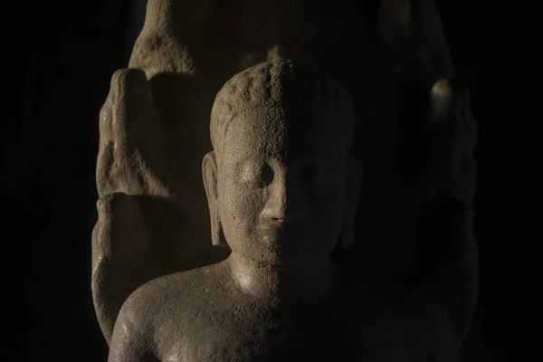 タイのイーサーンの Provinz ナコンラチャシマ ピマーイ町でピマーイ フェスティバルでピマーイ歴史公園のクメール寺院の遺跡で王ジャヤヴァルマン Vlll の彫刻 タイのピマーイ 2017 — ストック写真