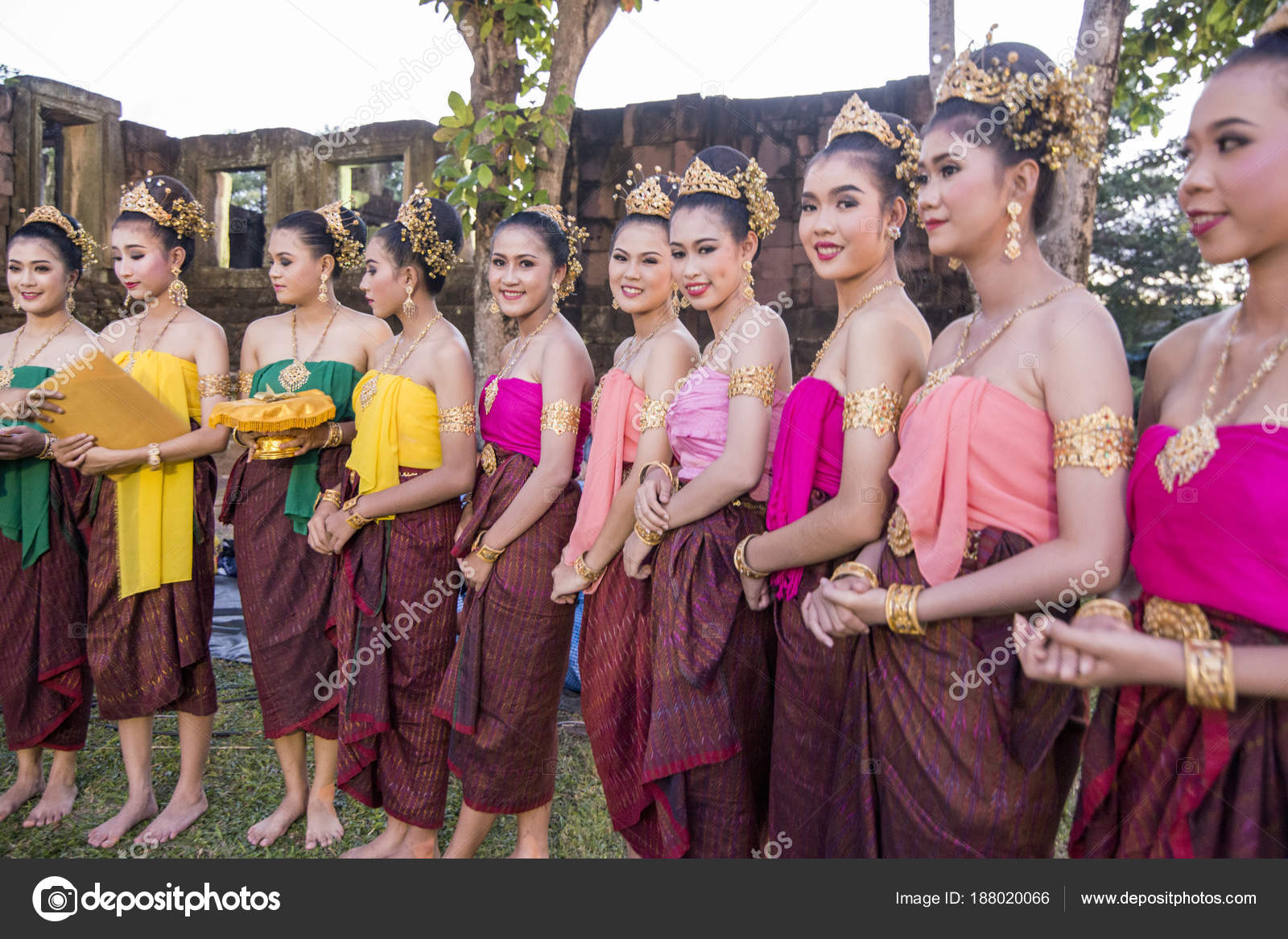 Traditional Dress Khmer Dance Girls Khmer Temple Ruins Phimai Festival ...