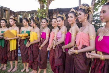 geleneksel kıyafet Khmer dans kızlara Khmer Tapınağı kalıntıları Provinz Nakhon Ratchasima Tayland Isan içinde Phimai Phimai Festivali. Tayland, Phimai, Kasım, 2017.