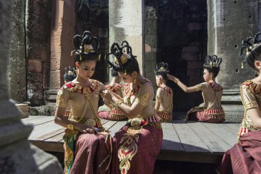 geleneksel kıyafet Khmer dans kızlara Khmer Tapınağı kalıntıları Provinz Nakhon Ratchasima Tayland Isan içinde Phimai Phimai Festivali. Tayland, Phimai, Kasım, 2017.
