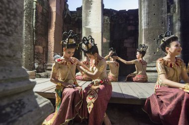 geleneksel kıyafet Khmer dans kızlara Khmer Tapınağı kalıntıları Provinz Nakhon Ratchasima Tayland Isan içinde Phimai Phimai Festivali. Tayland, Phimai, Kasım, 2017.