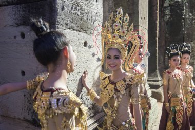 geleneksel kıyafet Khmer dans kızlara Khmer Tapınağı kalıntıları Provinz Nakhon Ratchasima Tayland Isan içinde Phimai Phimai Festivali. Tayland, Phimai, Kasım, 2017.