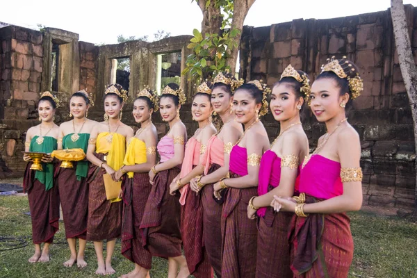 Tradycyjny Strój Khmerów Taniec Dziewcząt Ruinach Świątyni Khmer Phimai Festival — Zdjęcie stockowe