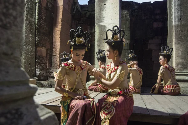 传统服装高棉舞蹈女孩在高棉寺庙废墟上的 Phimai Phimai Provinz 空叻差在泰国 Phimai 2017年11月 — 图库照片