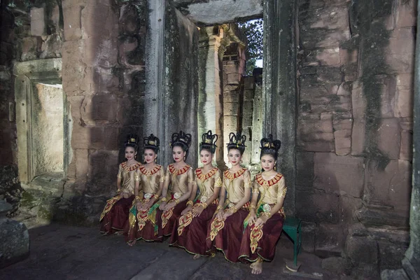 Традиционное Платье Кхмерских Танцовщиц Развалинах Храма Кхмеров Фестивале Phimai Phimai — стоковое фото