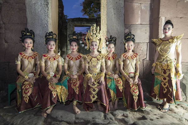 传统服装高棉舞蹈女孩在高棉寺庙废墟上的 Phimai Phimai Provinz 空叻差在泰国 Phimai 2017年11月 — 图库照片