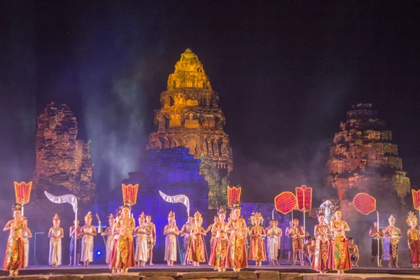 音と光は タイのイサーンで Provinz ナコンラチャシマ ピマーイのピマーイ祭でクメール寺院遺跡で表示します タイのピマーイ 2017 — ストック写真