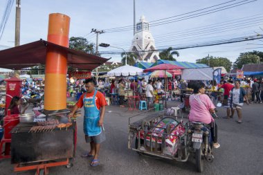 Saat Kulesi ile Provinz Nakhon Ratchasima Tayland Isan içinde Phimai şehir içinde Phimai Festivali'nde streetmarket. Tayland, Phimai, Kasım, 2017.