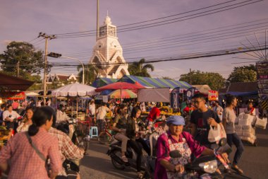 Saat Kulesi ile Provinz Nakhon Ratchasima Tayland Isan içinde Phimai şehir içinde Phimai Festivali'nde streetmarket. Tayland, Phimai, Kasım, 2017.