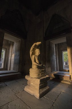 Kral Jayavarman Vlll Khmer Tapınağı kalıntıları Provinz Nakhon Ratchasima Tayland Isan içinde Phimai şehir içinde Phimai Festivali'nde Phimai tarihi park, heykel. Tayland, Phimai, Kasım, 2017.