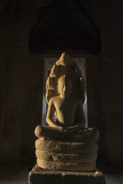 Kral Jayavarman Vlll Khmer Tapınağı kalıntıları Provinz Nakhon Ratchasima Tayland Isan içinde Phimai şehir içinde Phimai Festivali'nde Phimai tarihi park, heykel. Tayland, Phimai, Kasım, 2017.