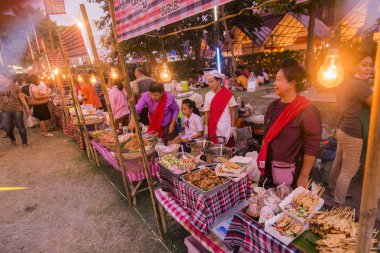 Geleneksel Gıda pazarı Provinz Nakhon Ratchasima Tayland Isan içinde Phimai şehir içinde Phimai Festivali'nde. Tayland, Phimai, Kasım, 2017.