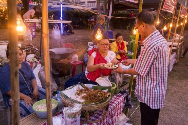 Geleneksel Gıda pazarı Provinz Nakhon Ratchasima Tayland Isan içinde Phimai şehir içinde Phimai Festivali'nde. Tayland, Phimai, Kasım, 2017.