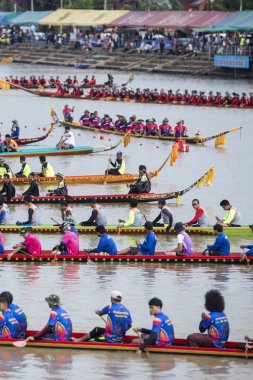 Provinz Nakhon Ratchasima Tayland Isan içinde Phimai kasaba Khlong Chakarai nehre at geleneksel Longboat yarışı. Tayland, Phimai, Kasım, 2017.