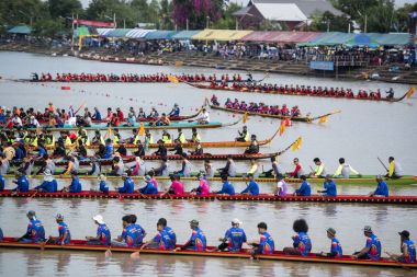 Provinz Nakhon Ratchasima Tayland Isan içinde Phimai kasaba Khlong Chakarai nehre at geleneksel Longboat yarışı. Tayland, Phimai, Kasım, 2017.