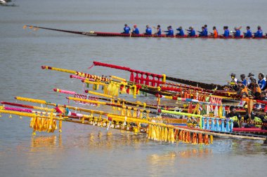 Provinz Nakhon Ratchasima Tayland Isan içinde Phimai kasaba Khlong Chakarai nehre at geleneksel Longboat yarışı. Tayland, Phimai, Kasım, 2017.