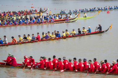 Provinz Nakhon Ratchasima Tayland Isan içinde Phimai kasaba Khlong Chakarai nehre at geleneksel Longboat yarışı. Tayland, Phimai, Kasım, 2017.
