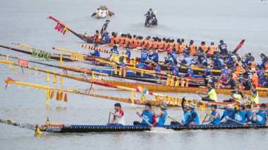 Provinz Nakhon Ratchasima Tayland Isan içinde Phimai kasaba Khlong Chakarai nehre at geleneksel Longboat yarışı. Tayland, Phimai, Kasım, 2017.