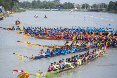 Provinz Nakhon Ratchasima Tayland Isan içinde Phimai kasaba Khlong Chakarai nehre at geleneksel Longboat yarışı. Tayland, Phimai, Kasım, 2017.