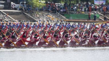 Provinz Nakhon Ratchasima Tayland Isan içinde Phimai kasaba Khlong Chakarai nehre at geleneksel Longboat yarışı. Tayland, Phimai, Kasım, 2017.