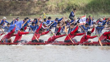 Provinz Nakhon Ratchasima Tayland Isan içinde Phimai kasaba Khlong Chakarai nehre at geleneksel Longboat yarışı. Tayland, Phimai, Kasım, 2017.
