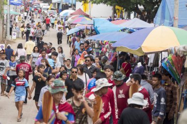 Provinz Nakhon Ratchasima Tayland Isan içinde Phimai kasaba Khlong Chakarai nehre at geleneksel Longboat yarışı Pazar Caddesinde. Tayland, Phimai, Kasım, 2017.