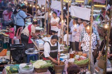 Geleneksel Gıda pazarı Provinz Nakhon Ratchasima Tayland Isan içinde Phimai şehir içinde Phimai Festivali'nde. Tayland, Phimai, Kasım, 2017.