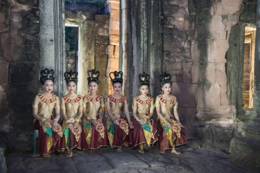 geleneksel kıyafet Khmer dans kızlara Khmer Tapınağı kalıntıları Provinz Nakhon Ratchasima Tayland Isan içinde Phimai Phimai Festivali. Tayland, Phimai, Kasım, 2017.