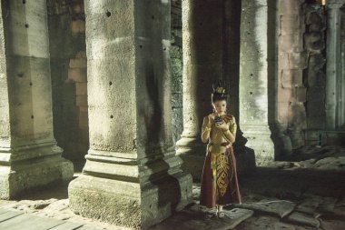 geleneksel kıyafet Khmer dans kızlara Khmer Tapınağı kalıntıları Provinz Nakhon Ratchasima Tayland Isan içinde Phimai Phimai Festivali. Tayland, Phimai, Kasım, 2017.