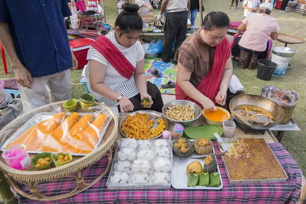 タイのイーサーンの Provinz ナコンラチャシマ ピマーイ町でピマーイ フェスティバルで伝統的な食品市場 タイのピマーイ 2017 — ストック写真