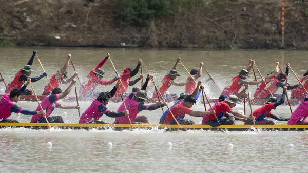 Provinz Nakhon Ratchasima Tayland Isan içinde Phimai kasaba Khlong Chakarai nehre at geleneksel Longboat yarışı. Tayland, Phimai, Kasım, 2017.