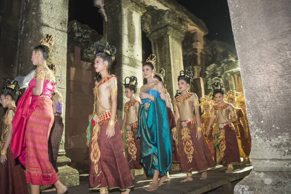 タイのイサーンに Provinz ナコンラチャシマ ピマーイのピマーイ祭でクメール寺院遺跡で伝統的なドレス クメール ダンス女の子 タイのピマーイ 2017 — ストック写真