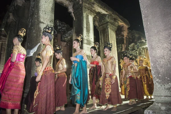 タイのイサーンに Provinz ナコンラチャシマ ピマーイのピマーイ祭でクメール寺院遺跡で伝統的なドレス クメール ダンス女の子 タイのピマーイ 2017 — ストック写真