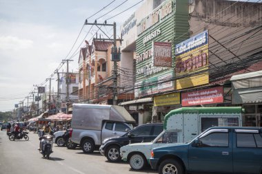bir yol Provinz Nakhon Ratchasima Tayland Isan içinde Phimai şehir içinde. Tayland, Phimai, Kasım, 2017.