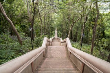 Wat suphatbopin Buddha için adımlar kuzeydoğusunda Tayland 'daki Buri Ram eyaletinde Buriram şehir yakınında vurdu. Tayland, Buriram, Kasım, 2017.