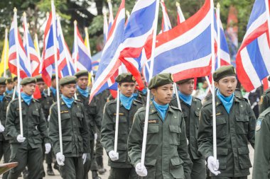 Tay Ordusu insanlara tradititional Satuek kasaba kuzeyinde şehir Buri Ram Isan kuzeydoğu Tayland'Mun Nehri Longboat yarışı. Tayland, Buriram, Kasım, 2017.