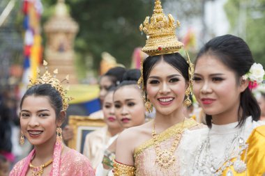 tradititional Satuek kasaba kuzeyinde şehir Buri Ram Isan kuzeydoğu Tayland'Mun Nehri Longboat yarışı geleneksel Tay dans. Tayland, Buriram, Kasım, 2017.
