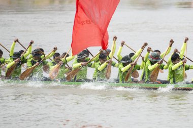 tradititional Satuek kasaba kuzeyinde şehir Buri Ram Isan kuzeydoğu Tayland'Mun Nehri Longboat yarışı. Tayland, Buriram, Kasım, 2017.
