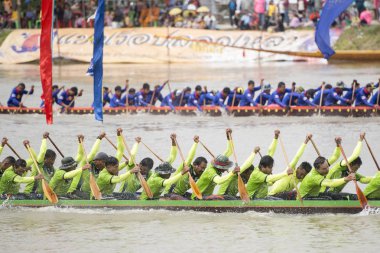 tradititional Satuek kasaba kuzeyinde şehir Buri Ram Isan kuzeydoğu Tayland'Mun Nehri Longboat yarışı. Tayland, Buriram, Kasım, 2017.